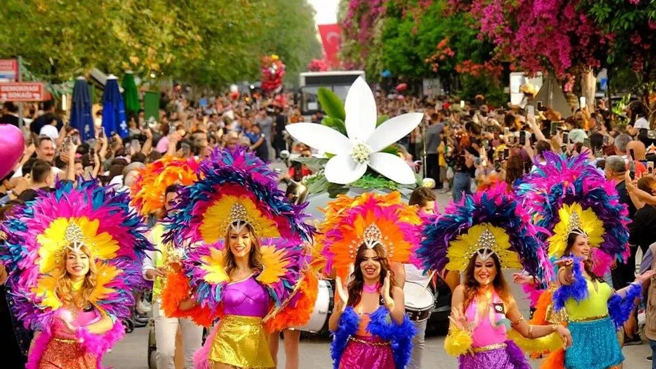 Adana Uluslararası Portakal Çiçeği Karnavalı korteji