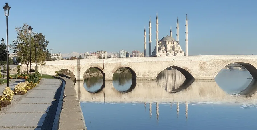 Adana Taşköprü tarihi şehir merkezi ve Büyük Saat rotası