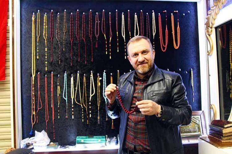 Adana tesbihçi dükkânında el yapımı tesbihler
