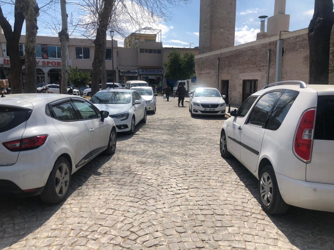 Büyük Saat çevresinde araç parkı ve trafik sorunu