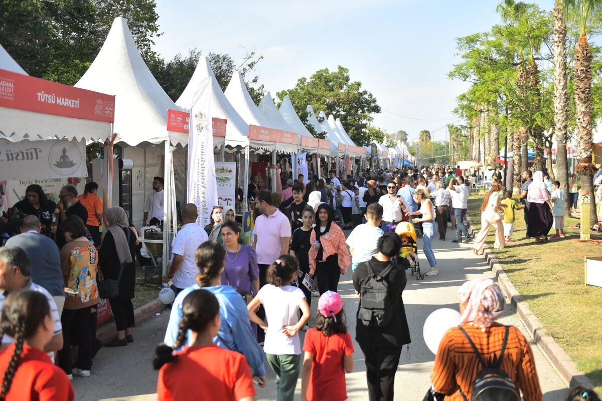 Adana Lezzet Festivali stantları ve ziyaretçiler