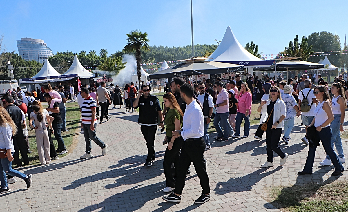Adana Lezzet Festivali Merkez Park kalabalığı