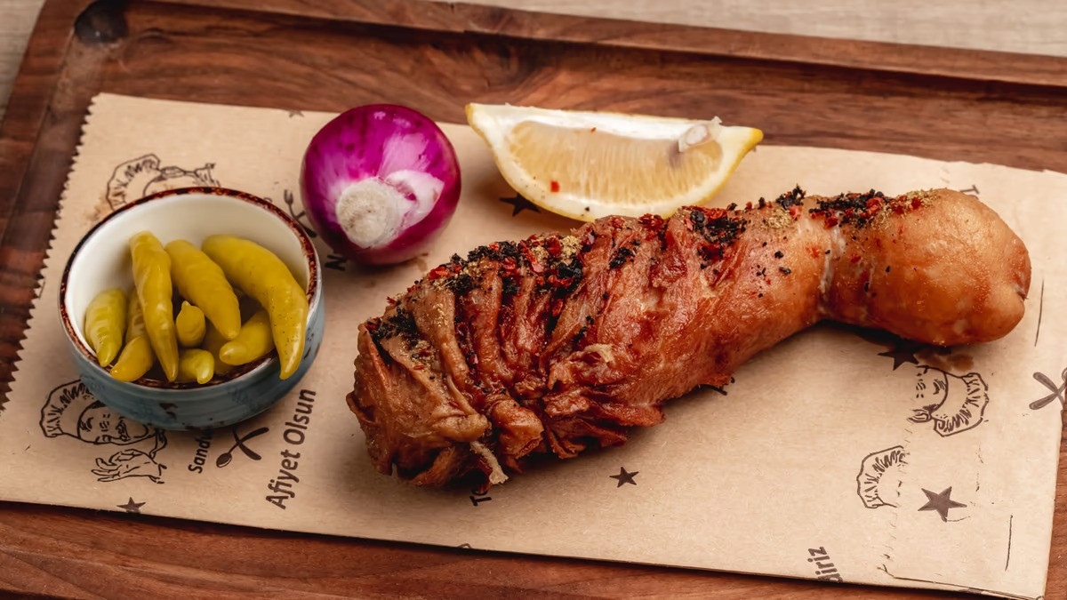 Adana şırdan dolması limon ve biber ile servis