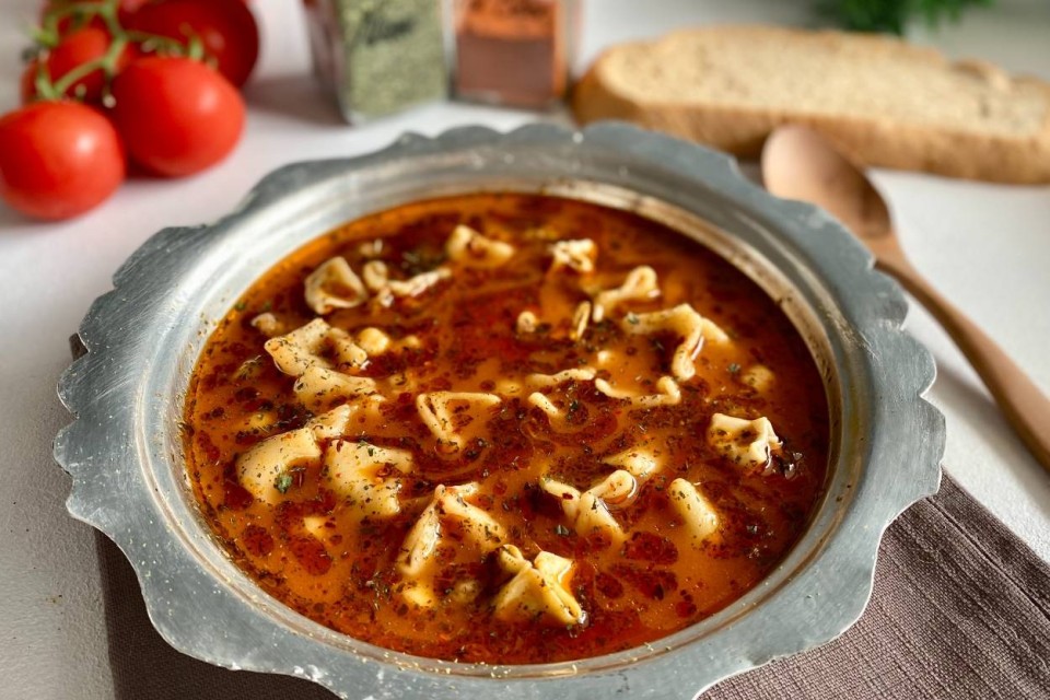 Adana yüksük çorbası mantı ve nohut ile