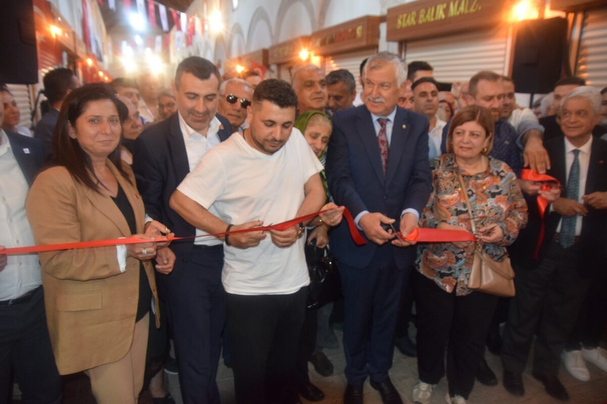 Büyüksaat Kapalı Çarşı açılışında kent protokolü ve esnaf