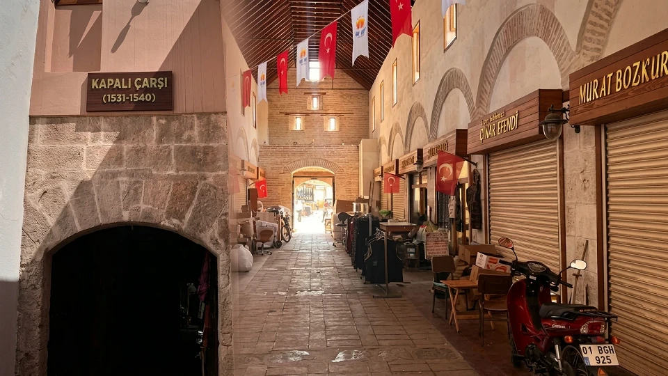 Adana Kapalı Çarşı restorasyon sonrası tarihi çarşı görünümü