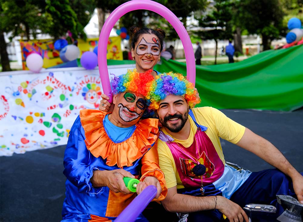 Adana Portakal Çiçeği Karnavalı renkli festival görüntüsü