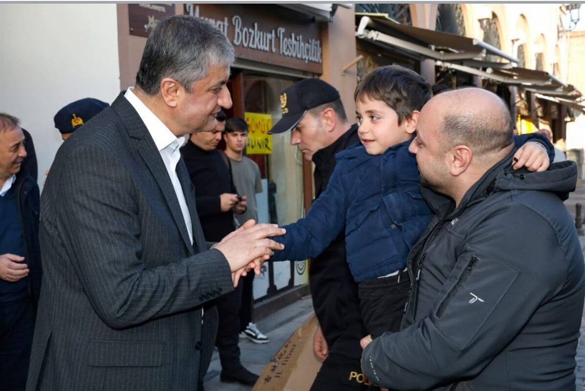 Adana Valisi Mustafa Yavuz Büyük Saat çevresinde esnaf ziyareti