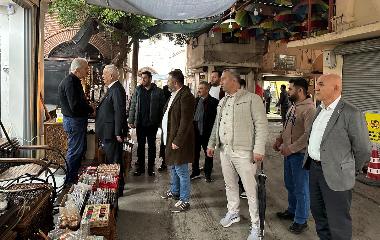 Yusuf Kanlı heyeti Büyük Saat Çarşısı esnaf ziyareti